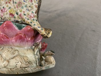 Une figure d'une femme assise sur un tr&ocirc;ne de lotus en porcelaine de Chine famille rose, 19&egrave;me